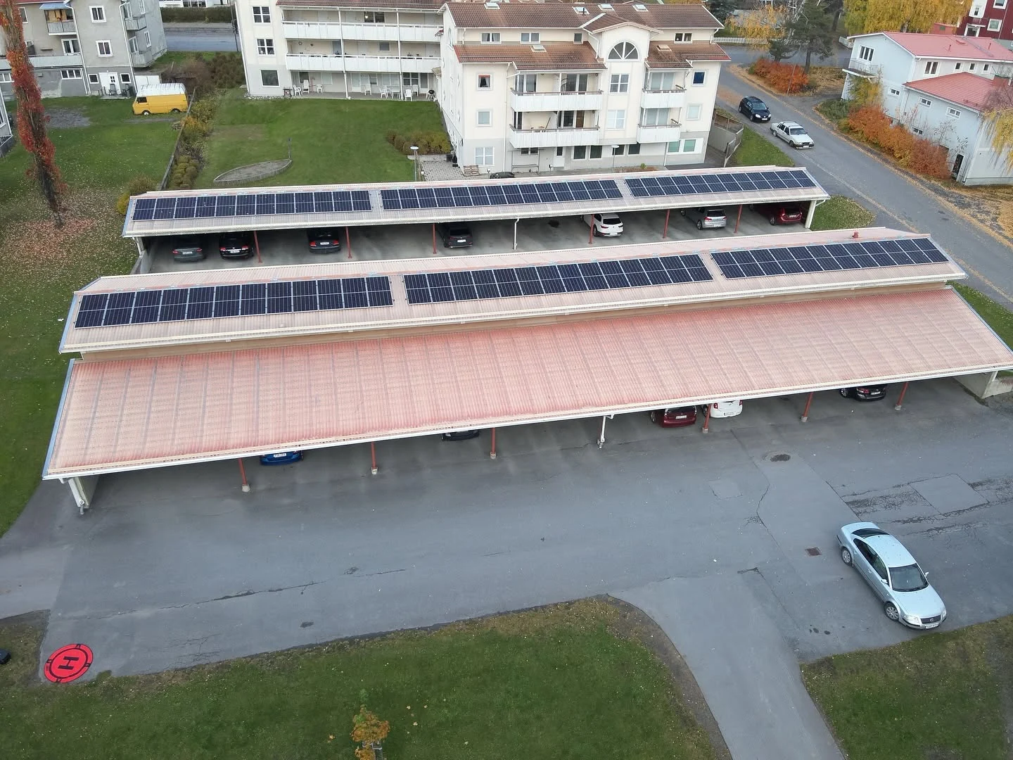Flygbild över carporttak med solpaneler